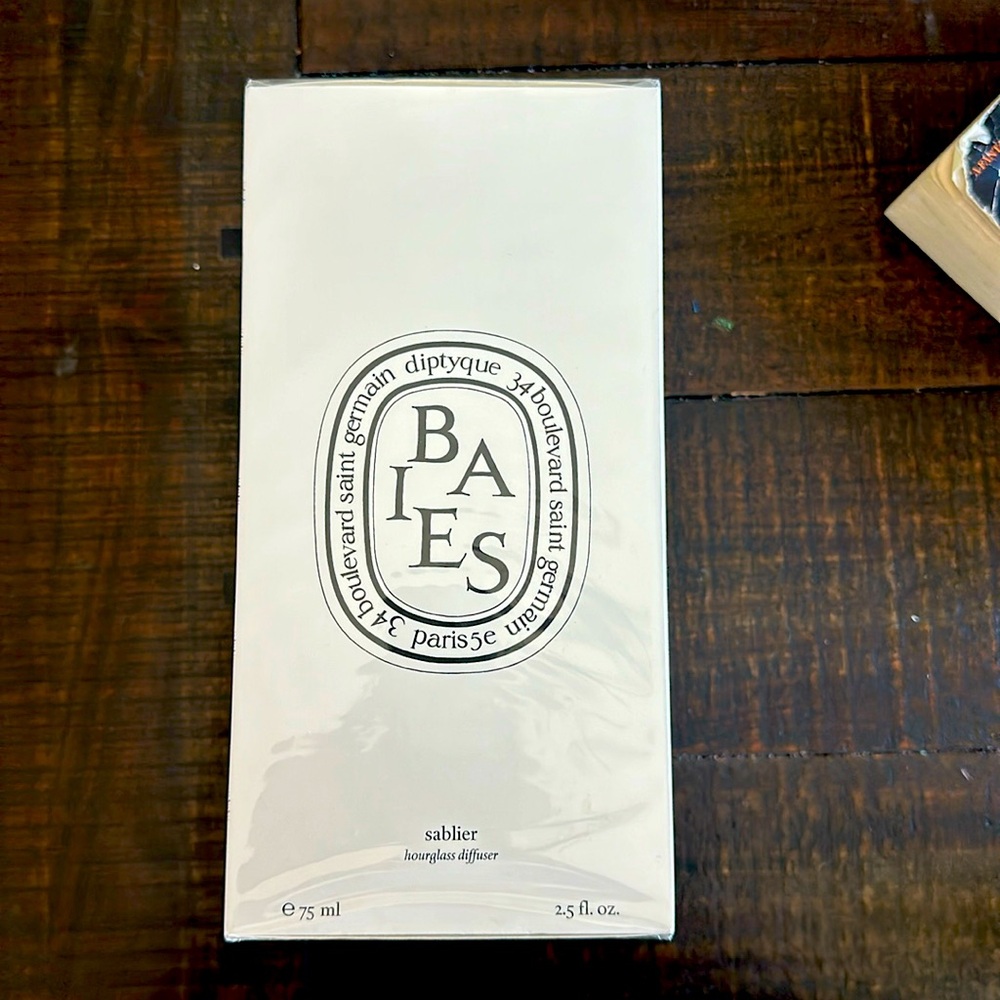 DIPTYQUE
2.5 oz. Baies Hourglass Diffuser